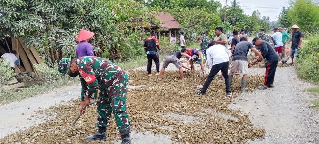 Koramil 07 Walenrang dan Warga Desa Wiwitan Gotong Royong Perbaiki Jalan Berlubang